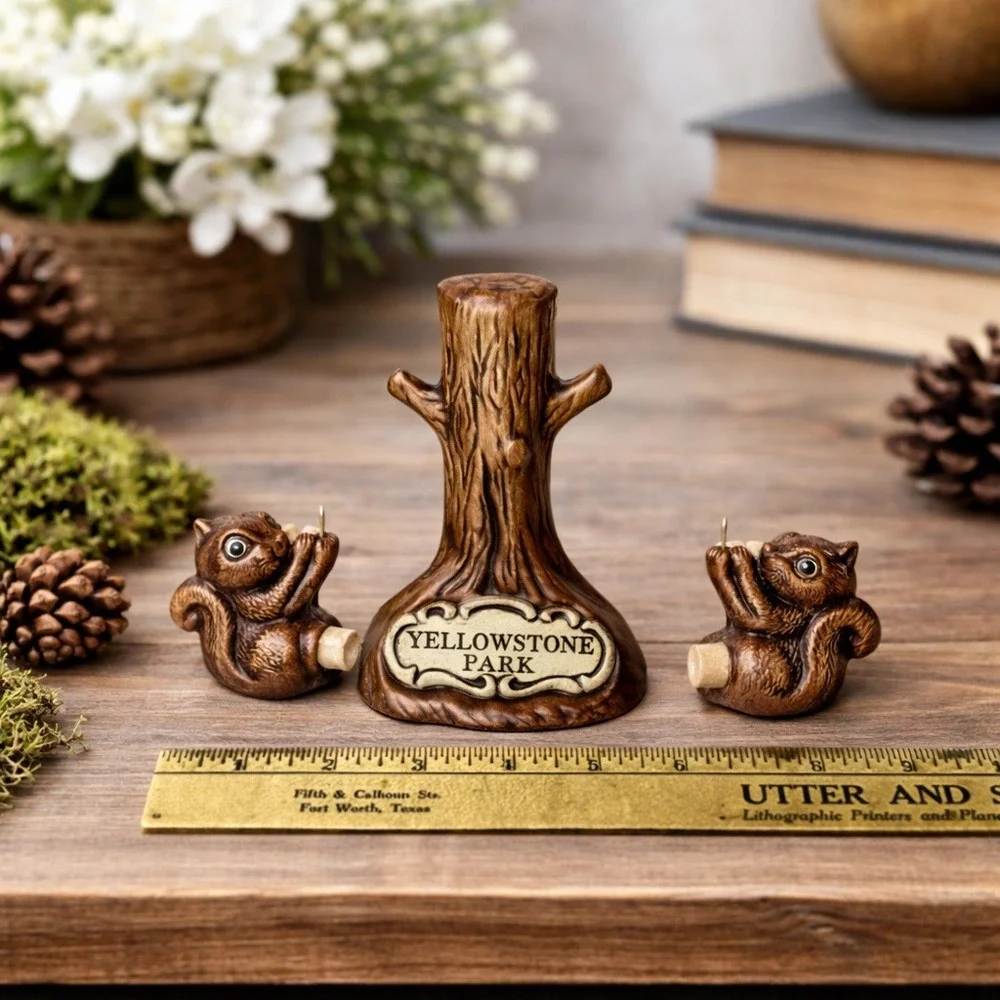 Yellowstone Park Ceramic Squirrels Tree Salt and Pepper Shakers Vintage‎